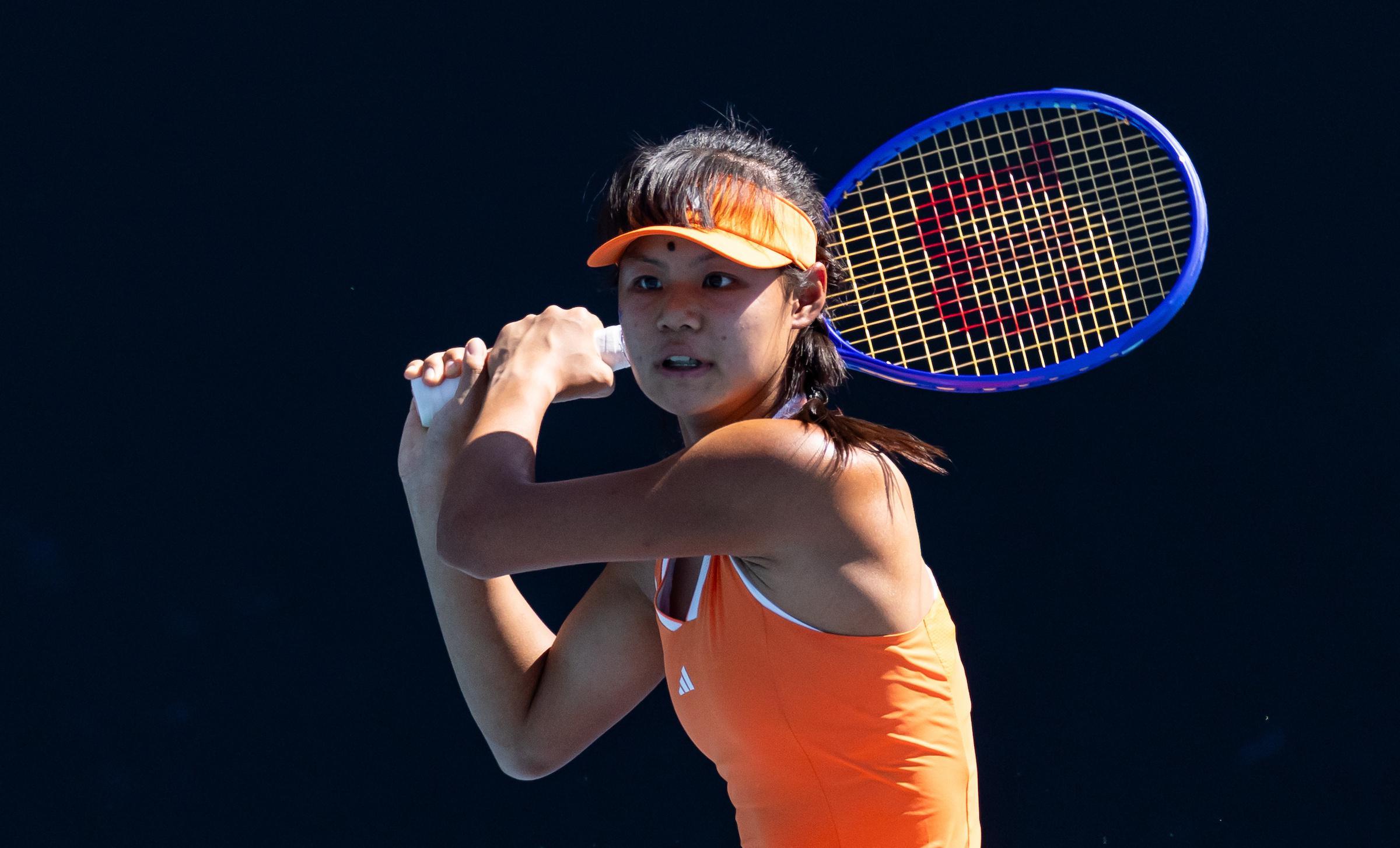 2-0夺15连胜!中国网球15岁天才少女进8强:边哭边扫追赶郑钦文?